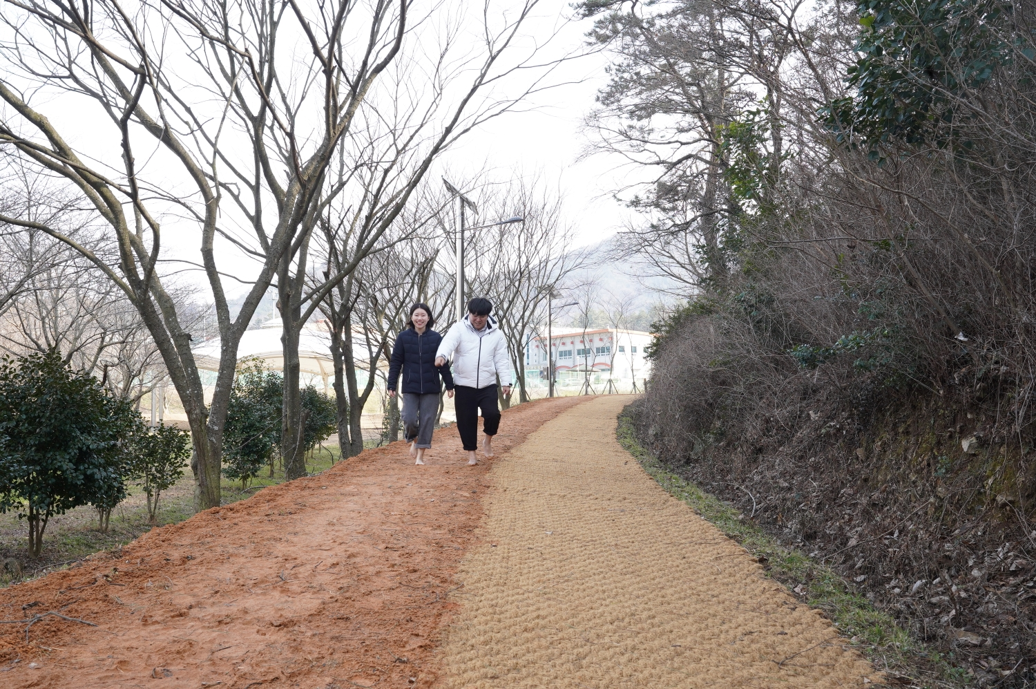 맨발로 걷는 즐거움! 우슬맨발산책로 조성(습식황토 체험장과 세족장, 신발장, 에어건 등 편의시설 구비, 가로등 설치를 통한 야간에도 안전하고 편안한 산책로 이용)