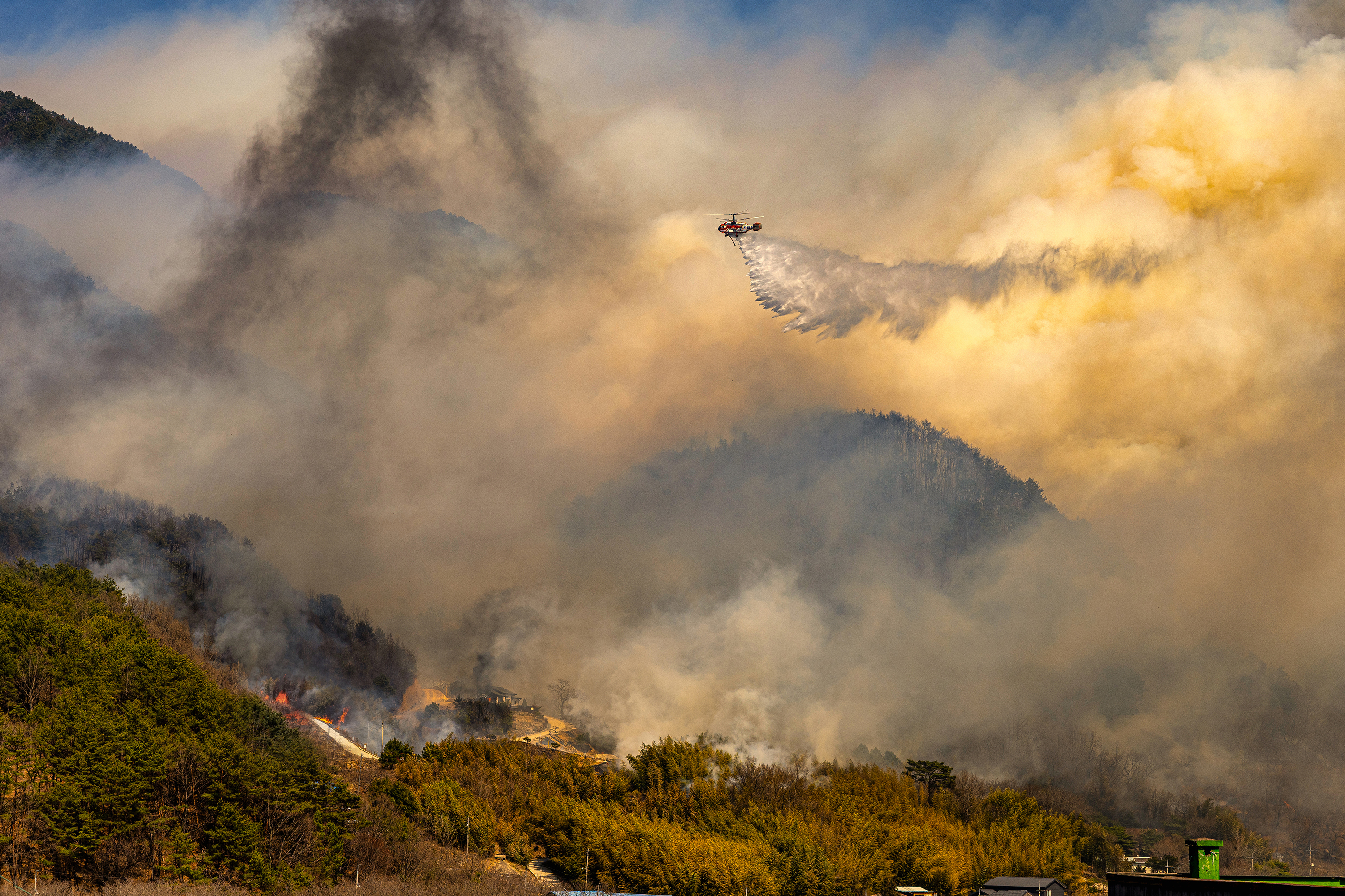  (사진-073 정0섭) 고군분투하는 진화헬기